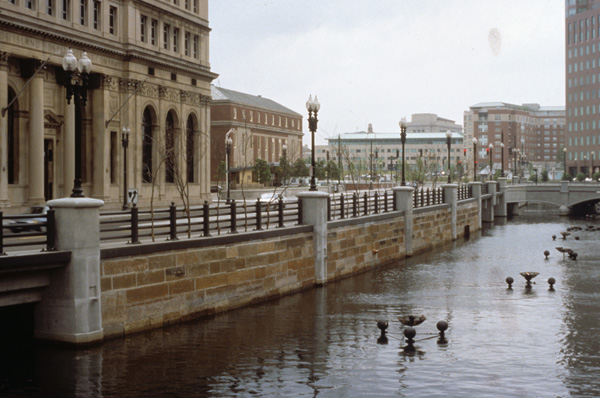 The River Within/El Rio Desde Adentro: Sentinels, east side of the Providence River 

trimmed branches from the Providence Parks Department, steel wire, burlap ties

H. 228″ (19′) L. 1/4 mile